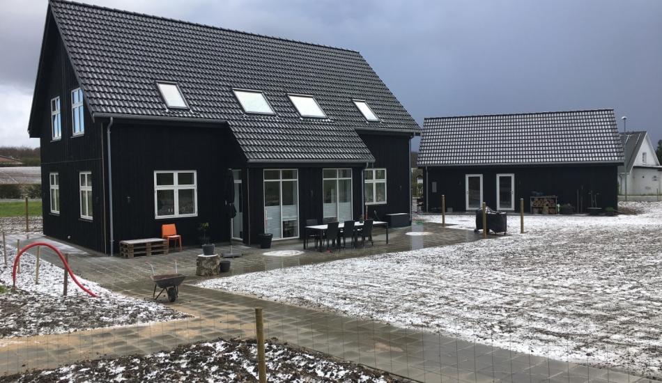 Stort sort træhus i to etager